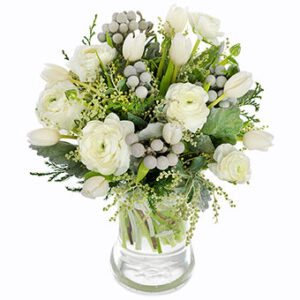 Bukett med blandade vita blommor och gröna blad. Ur Euroflorists sortiment av julblommor.
