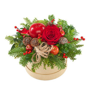 Rund ask med sött jularrangemang (rosor, kottar, gran, dekorationsäpple m m.) Ur Euroflorists julsortiment.