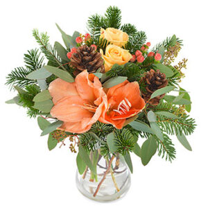 Advents-/julbukett med blommor i milt orange/gult tillsammans med gröna blad, tall och kottar. En bukett ur Euroflorists julsortiment.