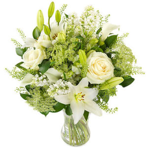 Floristens Val - bukett med blandade, vita blommor. Skicka nyårsblommor med ett bud från Euroflorist - beställ enkelt online.