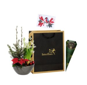 Presentpåsar med blommor o. choklad (eller någon annan present). Presentpåsarna hittar du hos Interflora. Skicka med ett blomsterbud!
