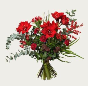 Ståtlig julbukett med röd amaryllis, röda nejlikor, alstroemeria, nejlika och grönt. Beställ ditt blomsterbud i Interfloras egen onlineshop!