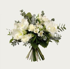 Festlig vinterbukett med vita amaryllis, vita nejlikor och vit alstroemeria. Blommorna finns att beställa i Interfloras egen onlineshop.