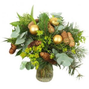 Festlig jul-/nyårsbukett med naturen som bas. Grönt, brunt och julkulor. Beställ din blomstergåva hos Florister i Sverige!