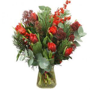 Julbukett med röda tulpaner, röda bär och grönt. Beställ hos Florister i Sverige, skicka blommorna med bud!