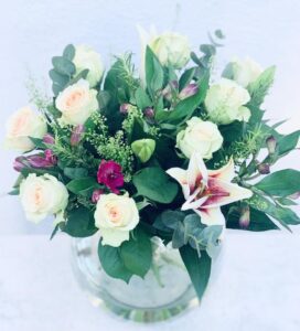 Festlig nyårsbukett med rosor, alstromeria, lilja och gröna blad. Skicka blommorna med bud via Made4y.se!