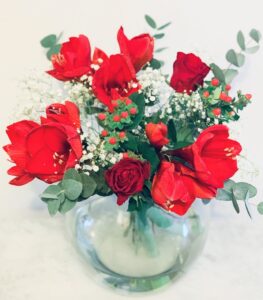 Vacker julbukett med med röd amaryllis, röda rosor och brudslöja. Beställ ditt blomsterbud online hos Made4y.se!