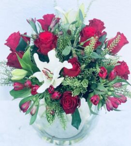 Bukett med rosor, liljor, alstroemeria och gröna blad. Skicka en blomstrande julhälsning med bud via Made4y.se!