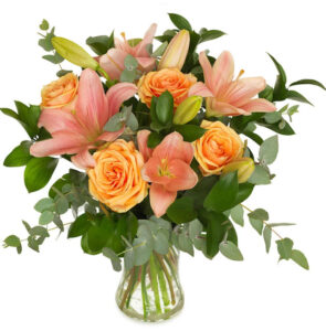 Vacker bukett med aprikosa rosor och rosa liljor tillsammans med grönt. Beställ hos Euroflorist!