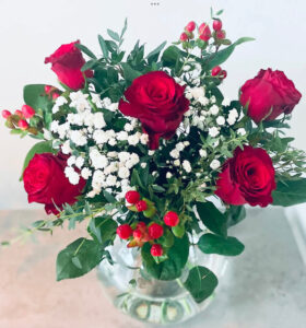 Vacker bukett i rött och vitt, med röda rosor, vit brudslöja och hypericum. Skicka blommorna med blombud från Made4y.se!