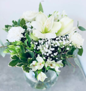 Vinterbukett i vitt, med amaryhllis, brudslöja, alstroemeria och nejlika. Beställ ditt blomsterbud hos Made4y.se!