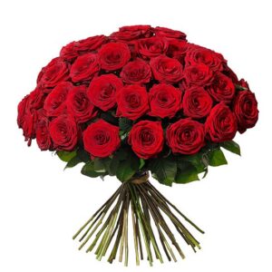 Rundbunden bukett med 50 tjusiga röda rosor. Blommorna finns hos Interflora.