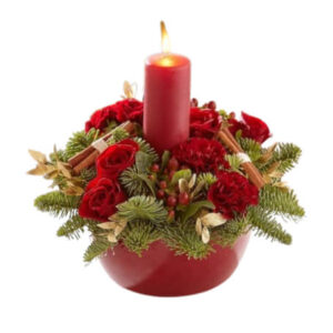 Julgrupp i rött och grönt. Här med ett ljus i mitten. Floristen skapar fritt, variationer förekommer. Ett alternativ hos Florister i Sverige.