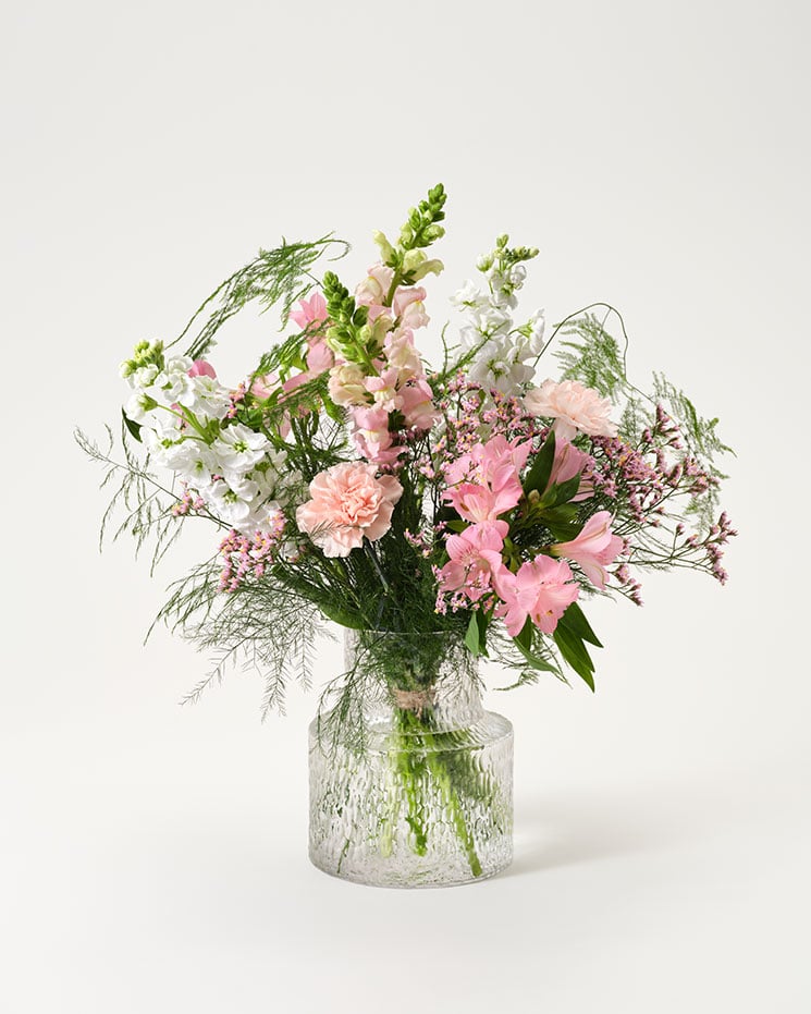 Interfloras majbukett, med blandade blommor i ljusrosa och vitt tillsammans med dekorattionsgrönt. Superfin!