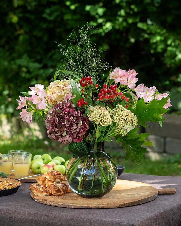 Interfloras unika månadsbukett för september, med hortensia, sedum, hypericum, alstroemeria och höststrån.